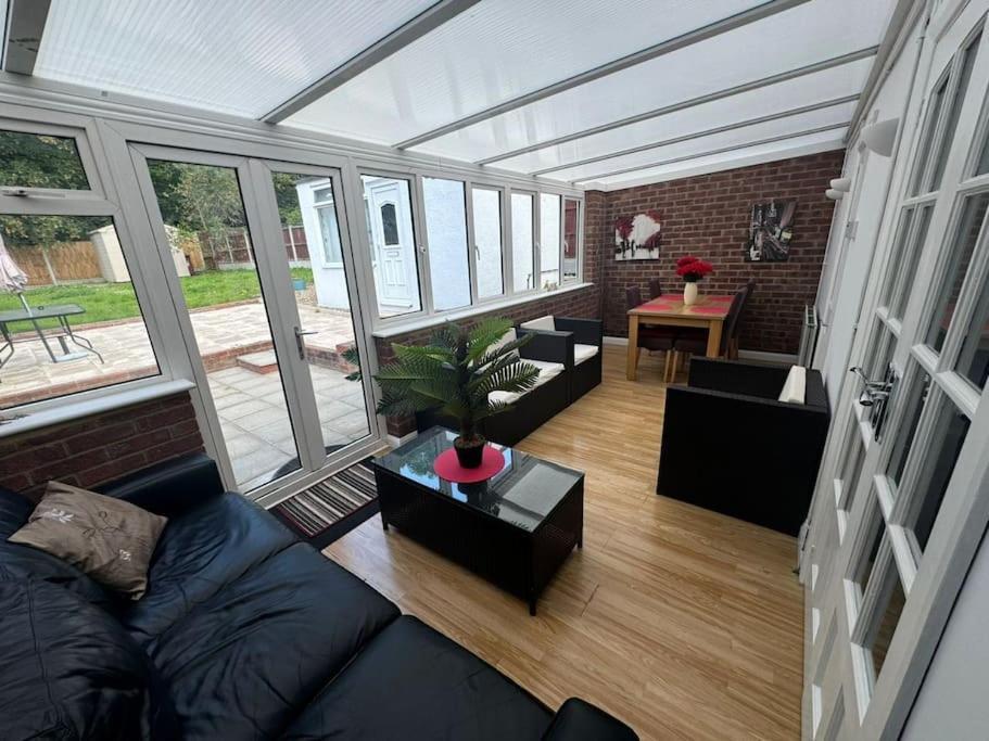 Charming 3-Bedroom Retreat With Modern Comforts South Ockendon Exterior photo