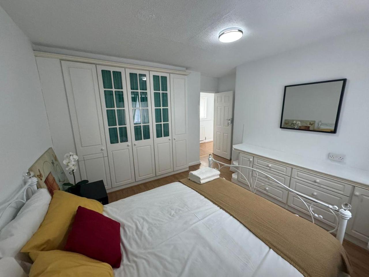 Charming 3-Bedroom Retreat With Modern Comforts South Ockendon Exterior photo