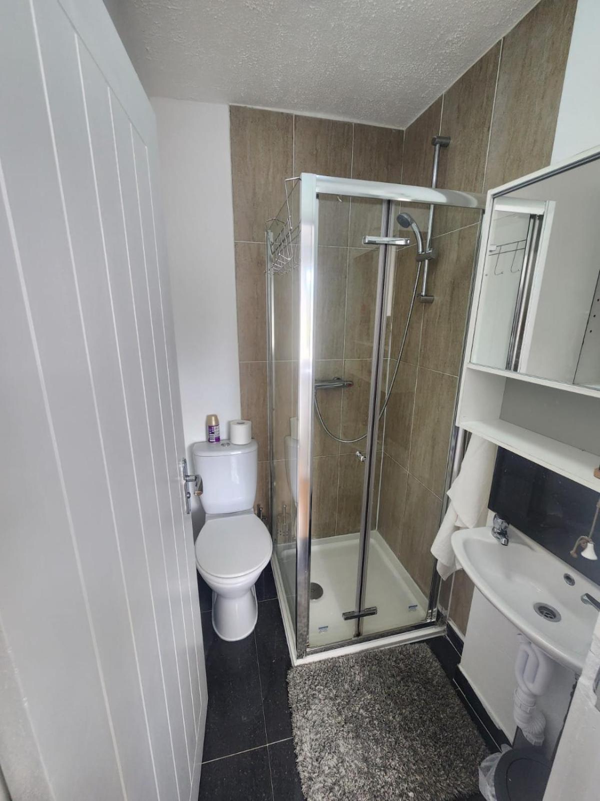 Charming 3-Bedroom Retreat With Modern Comforts South Ockendon Exterior photo