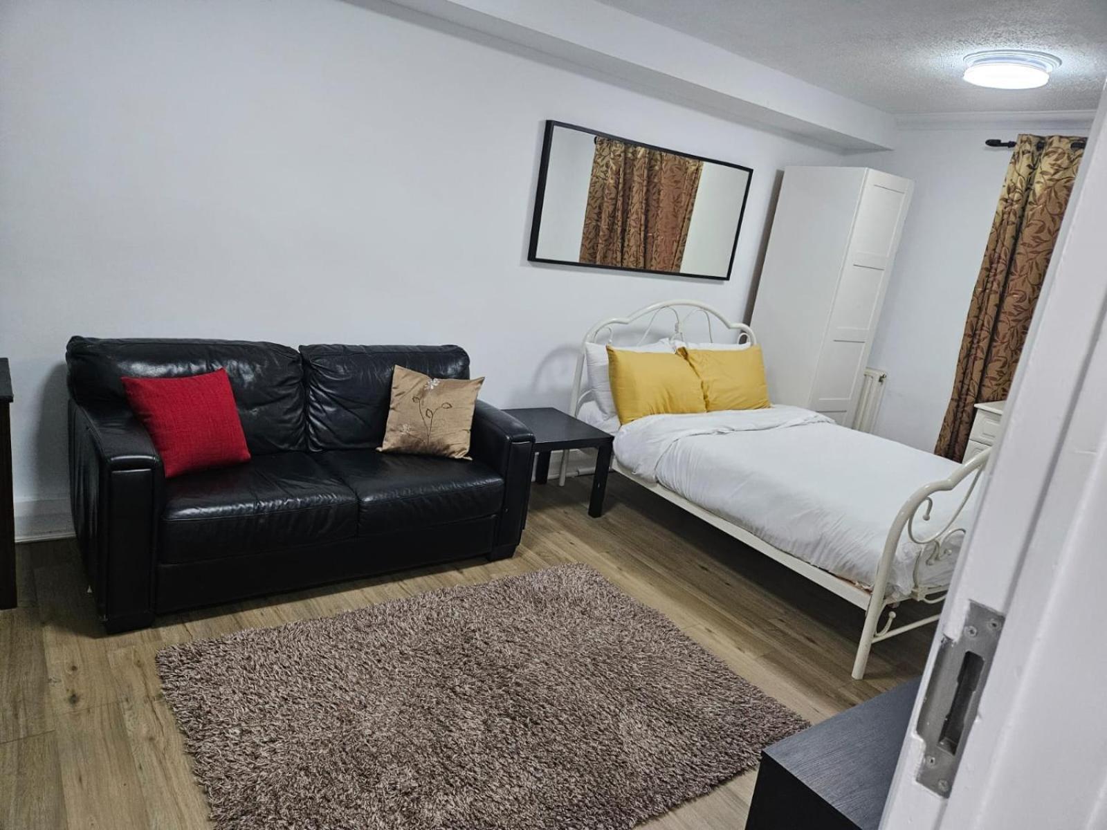 Charming 3-Bedroom Retreat With Modern Comforts South Ockendon Exterior photo